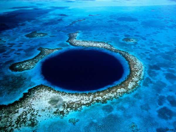 Change of perspective: Dean's blue hole from above. It's easily accessible from the shore and is said to be 202 meters deep. 